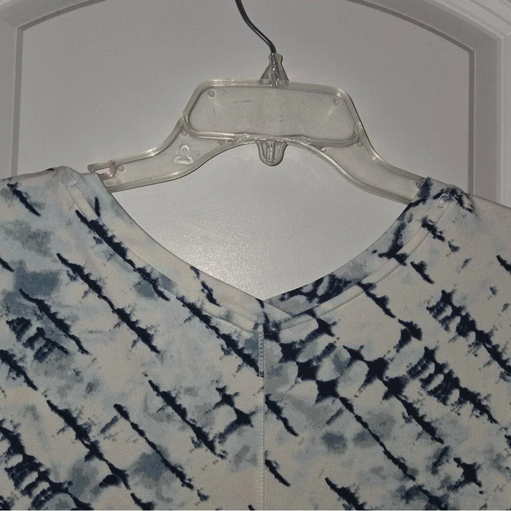Wonderly NEW Blue & White Watercolor Tie Dye Stretch Blouse - Picture 12 of 12